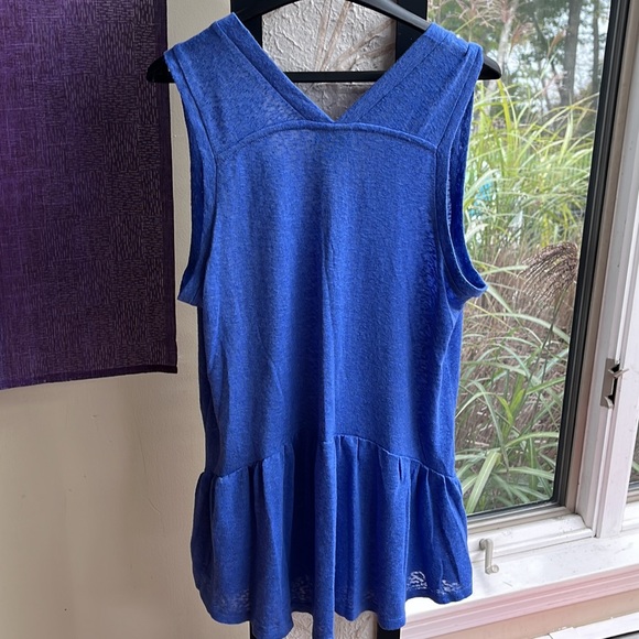 Bodeau sleeveless shirt, V-neck front, V-neck back with a slight ruffle - Picture 5 of 7